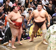 朝乃山が３敗を守り、優勝戦線にとどまる　熱海富士に勝ち、２３年夏場所以来の２ケタ勝利…大の里の１３日目Ｖは消える