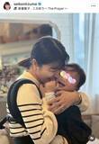 「第２子出産の新妻聖子、次男をギューッのほっこりショット公開！手作りクリスマスリースも披露」の画像1