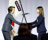 「【ミラノ五輪結団式】旗手代行・坂本花織が決意表明　２大会連続メダルへ「負けず嫌いな性格を発揮し、ストイックに全身全霊」」の画像1