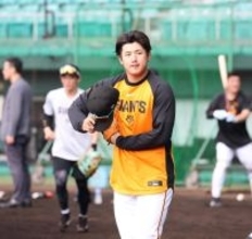【巨人】石塚裕惺、ＯＰ戦前にも練習、練習、練習！開幕戦前に川相塾…「板グラブ」で守備練習