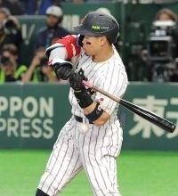 侍ジャパン・佐藤輝明の死球途中交代について井端監督「本人は大丈夫とのことだったが大事を取って」左手首付近に直撃