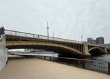 「蔵前橋は稲穂を連想させる黄色い塗装　橋には力士のレリーフも…隅田川の橋」の画像1