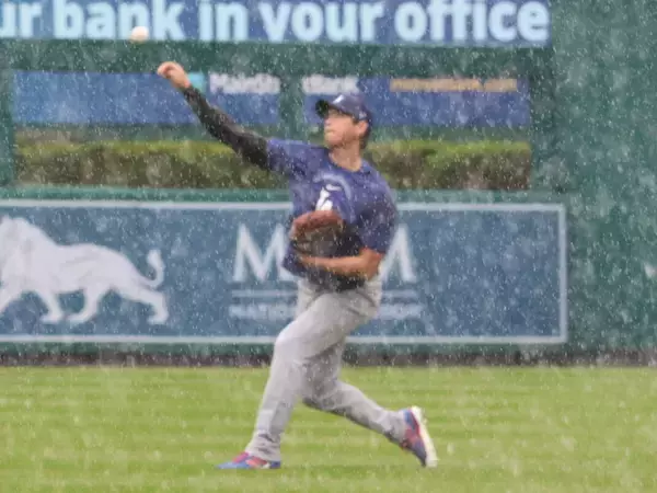 「大谷翔平が土砂降りのグラウンドでキャッチボール　終了後にはびしょぬれファンにボールプレゼント＆写真の神対応」の画像