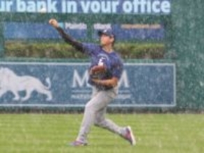 大谷翔平が土砂降りのグラウンドでキャッチボール　終了後にはびしょぬれファンにサイン＆写真の神対応