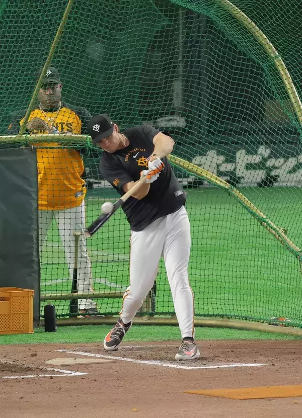 【巨人】昨夜休養でスタメンを外れたダルベックが一塁で試合前ノック　自身最近５試合は三塁で出場も坂本勇人が三塁で今季１号から一夜明け