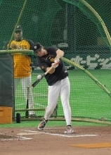 【巨人】昨夜休養でスタメンを外れたダルベックが一塁で試合前ノック　自身最近５試合は三塁で出場も坂本勇人が三塁で今季１号から一夜明け