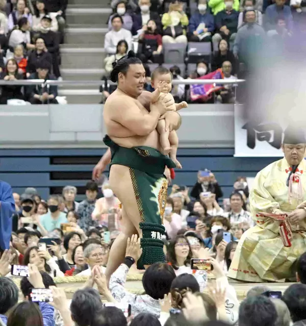 【大相撲春巡業】大関・霧島　生後８か月で１２キロの長男を抱き、初めて土俵入り「思い出に残る写真が撮れた」