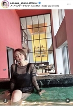 ４０歳大沢あかね、プールショット公開で「スタイル良すぎ」「色っぽくてセクシー」「写真集出して」視線集中…夫は劇団ひとり