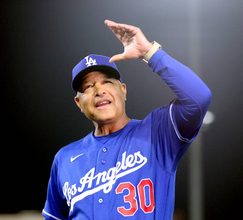 ロバーツ監督が史上最速で監督通算１０００勝「君たちのように素晴らしい選手ではなかった。だが」ロッカールームでシャンパン手に喜びのスピーチ