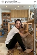 「思い出すと涙が溢れます」石田ゆり子、旅立った愛犬とのショット公開「愛に溢れた写真」「泣けてくる」と反響