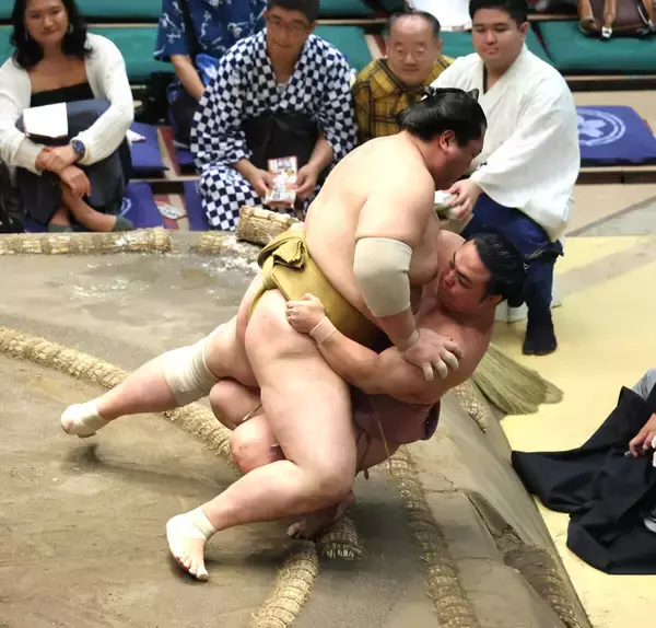 十両・輝、破竹の１０連勝で単独首位キープ「必死です」　中学の同級生・炎鵬を破る