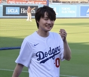 ドジャースタジアムに神木隆之介登場！　「ゴジラナイター」のパドレス戦で始球式