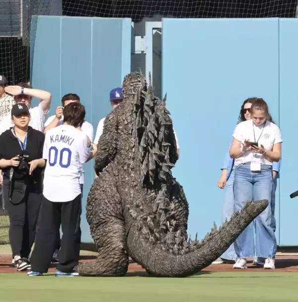 ドジャースタジアムに神木隆之介登場！　「ゴジラナイター」のパドレス戦で始球式