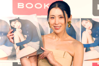 雛形あきこ“微妙すぎる”スキップに「可愛い！！」「できてます」大胆な肩出しも反響「ビビった」「お母様には見えません。。」