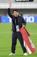 神戸、今季限りで退任の吉田孝行監督ラストマッチ　試合後は就任時の獲得タイトルと同じく３度宙を舞う