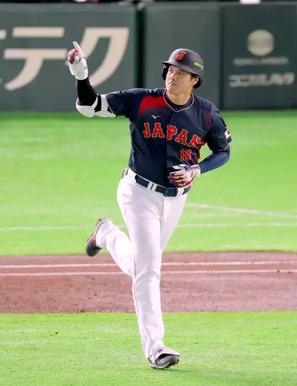 大谷翔平、１イニング５打点　２回に圧巻の先制満塁弾で「お茶たてポーズ」　打者一巡で右前適時打　サイクル王手