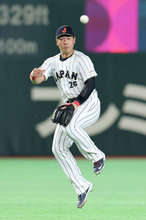 侍・岡本和真、軽快！守備でも躍動　左翼フェンス最上部直撃二塁打→三塁守備で好捕
