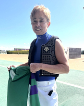 【中山６Ｒ】喪章着けた岩田康誠騎手が故・嶋田賢オーナーに捧ぐ弔いＶ！サンダーヴィントで鮮やか差し切り　