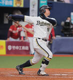 「【オリックス】バット折りながら執念適時二塁打　途中出場の野口智哉が紅林途中交代チャンスに燃えた」の画像1