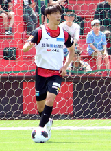 【Ｊ２札幌】新加入の野瀬翔也がＪ３群馬時代から慣れ親しんだＣＢで無失点　紅白戦で１８４センチの高さと落ち着き披露