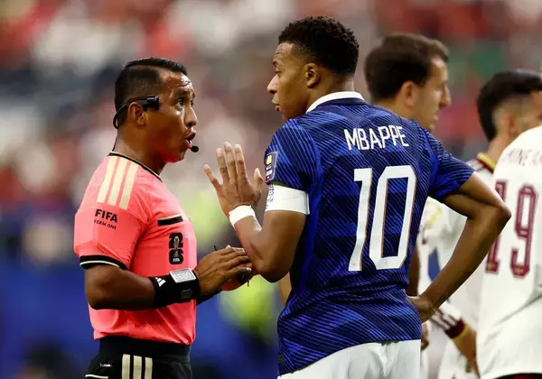 【Ｗ杯】デシャン監督が批判「準決勝を裁くレベルにあったのか」…中村敬斗のソックス問題で話題のエルサルバドル出身主審