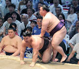 「平幕・美ノ海が連勝で３勝目　土俵際でジャンプしての大関・霧島撃破に「海の日のおかげです」」の画像1