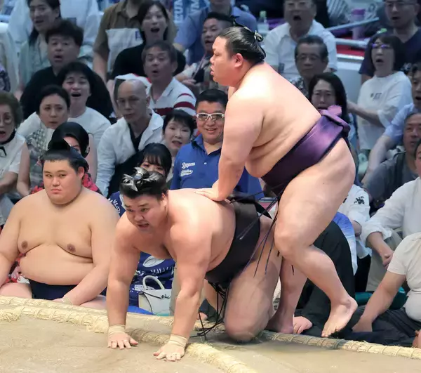 平幕・美ノ海が連勝で３勝目　土俵際でジャンプしての大関・霧島撃破に「海の日のおかげです」