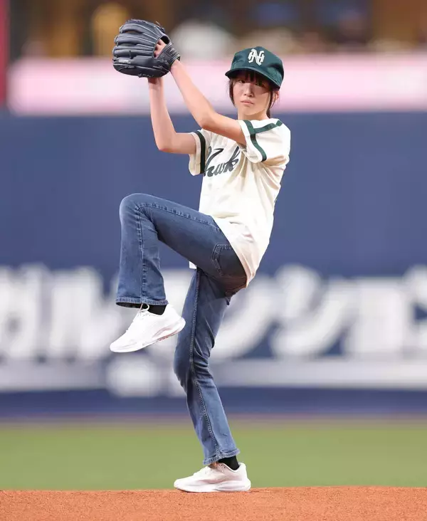 【ソフトバンク】南海最後の監督「行ってまいります」杉浦忠さんの曽孫が始球式「おじいちゃん、すごいなって思いました」復刻ナイターで背番号２１のユニホーム姿