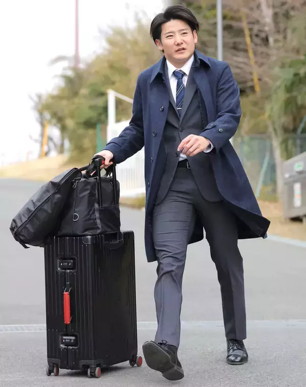 【巨人】ドラフト１位・竹丸和幸投手が２種類の快眠グッズとともに入寮「いいコンディションにさせてくれたら」