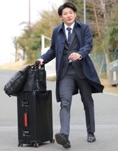 【巨人】ドラフト１位・竹丸和幸投手が２種類の快眠グッズとともに入寮「いいコンディションにさせてくれたら」