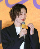 「米倉涼子が涙　薬物騒動後初、約半年ぶり公の場「一生懸命、立ってます」遠藤憲一が「今日は頑張って来たね」と激励」の画像1