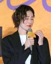 米倉涼子が涙　薬物騒動後初、約半年ぶり公の場「一生懸命、立ってます」遠藤憲一が「今日は頑張って来たね」と激励