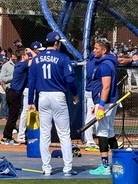 佐々木朗希、ロハスに駆け寄り「ハッピーバースデー」　ドジャースの新旧背番号１１が談笑　２人の固い絆