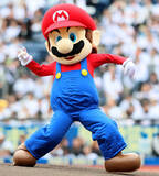 「【ロッテ】「スーパーマリオブラザーズ」のマリオが右腕から見事なノーバン投球　始球式でファンを沸かせる」の画像1