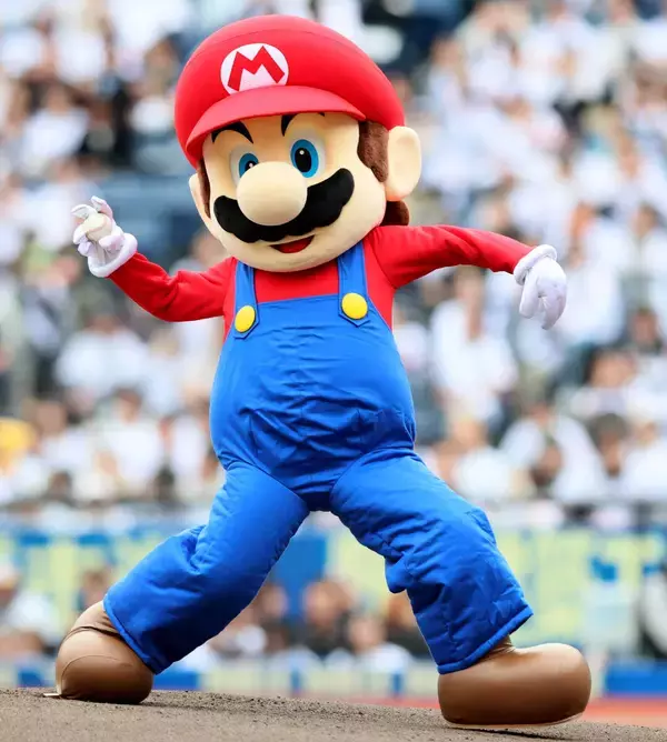 【ロッテ】「スーパーマリオブラザーズ」のマリオが右腕から見事なノーバン投球　始球式でファンを沸かせる