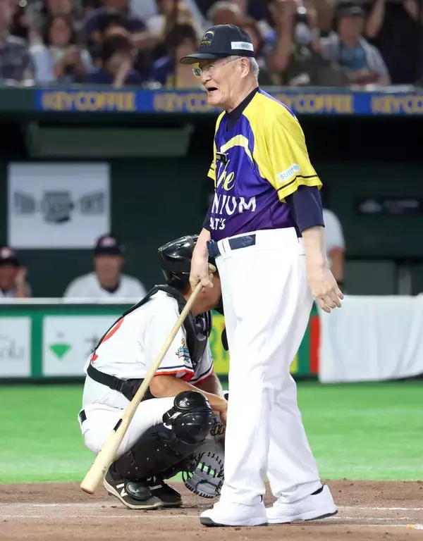 ８６歳の張本氏が打席に　上原さんの速球に１球で退散も大レジェンドへのリスペクトで「申告敬遠」扱いに