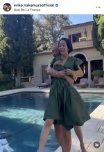 パリ移住の中村江里子アナ、イケメン夫に抱えられ服のままプールにドボン！「ずーっと恋人同士のよう」「理想の夫婦」「絵になる」