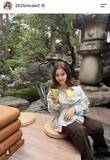 「「家族で抹茶コーデ」第１子出産の藤田ニコルが母娘ショット「優しいママの顔」「おててとあんよカワイイ」の声」の画像1