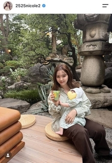 「家族で抹茶コーデ」第１子出産の藤田ニコルが母娘ショット「優しいママの顔」「おててとあんよカワイイ」の声