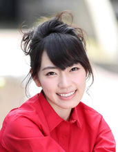 美人タレント「これはサイズ１４０なんだけど…」窮屈なＴシャツ姿！キッズ用「やばい。スタイル神」「魅力的です」松井咲子が披露
