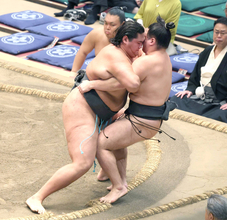 幕下８枚目の天昇山が同１４枚目の長内との全勝対決制す　極め倒しに「変な相撲になった」