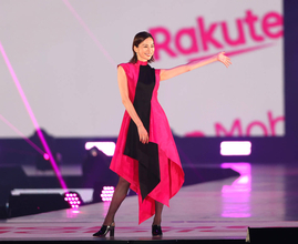 【ガルアワ】米倉涼子　２年ぶり登場で圧巻のウォーキング披露「緊張しました。年々緊張します」