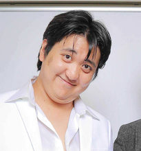 カカロニ・栗谷「アメトーーク！」で結婚をサプライズ発表！婚姻届の証人は明石家さんま