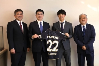 Ｊ２栃木シティＦＣ・ＤＦ鈴木裕斗が出身地、東京・墨田区の山本享区長を表敬訪問！昨季Ｊデビュー＆区出身Ｊリーガー初得点。攻め抜いて「夢はＪ１昇格！」