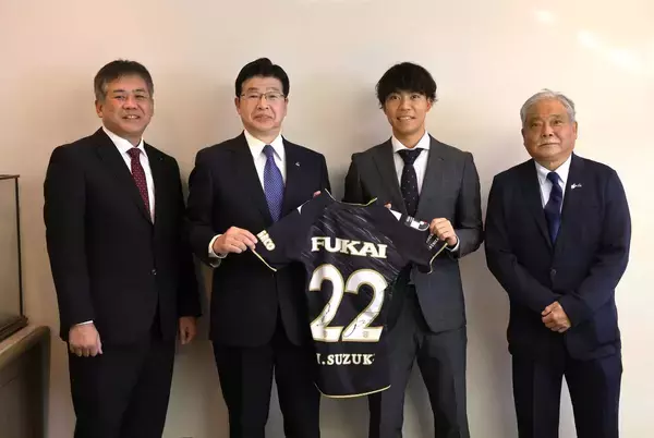 Ｊ２栃木シティＦＣ・ＤＦ鈴木裕斗が出身地、東京・墨田区の山本享区長を表敬訪問！昨季Ｊデビュー＆区出身Ｊリーガー初得点。攻め抜いて「夢はＪ１昇格！」