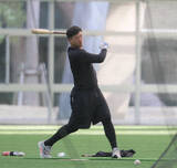 「【巨人】外国人打撃コーチコンビも早朝から早出練習で“出勤”　宮崎キャンプ２日目の朝はキャプテンが早出でバット振る」の画像1