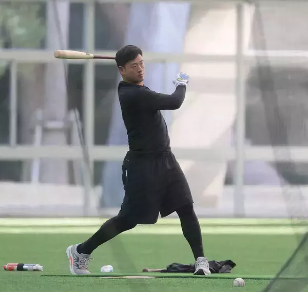 【巨人】外国人打撃コーチコンビも早朝から早出練習で“出勤”　宮崎キャンプ２日目の朝はキャプテンが早出でバット振る