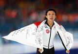 「【五輪】高木美帆がまとった国旗にたくさんの名前「チームジャパン、いつでもつながっているよ」選手ら３０人が記す」の画像1