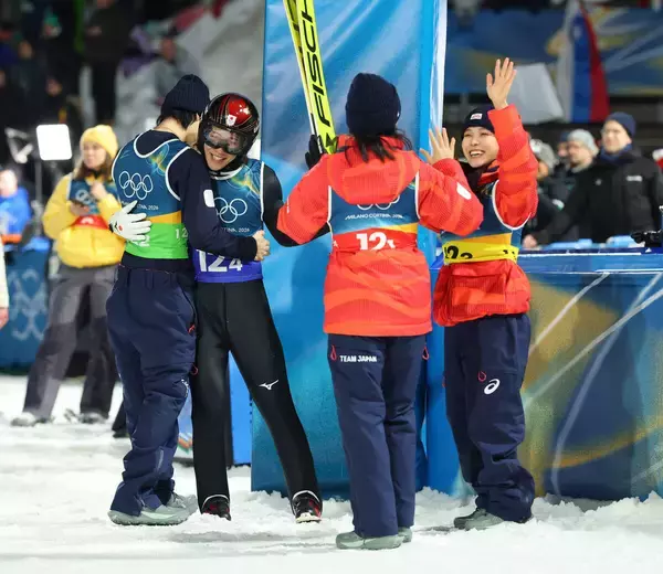 【五輪】高梨沙羅　涙、涙の銅メダル、北京の悪夢振り振り払い笑顔のち、うれし涙「メダルを取らせていただいて本当に感動」…ジャンプ混合団体
