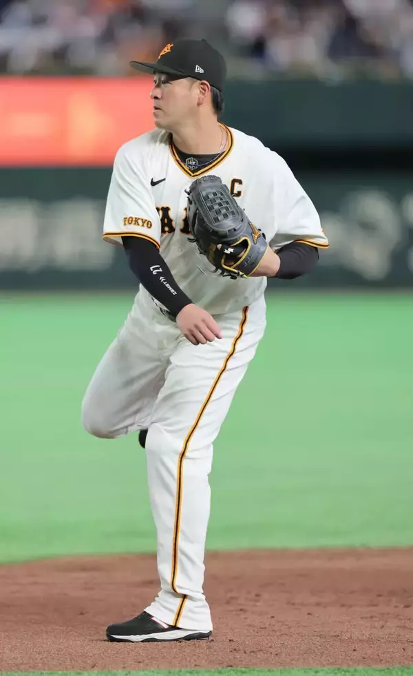 【巨人】岸田行倫がシートノックで一塁へ　試合前練習も一塁でノックを受ける